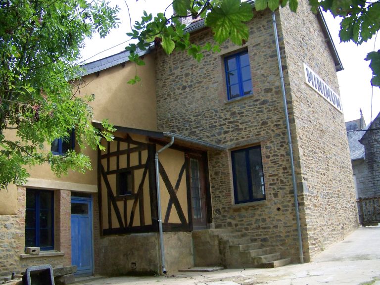 La brasserie se trouve dans un bâtiment en pierre et terre à Montreuil sur Ille